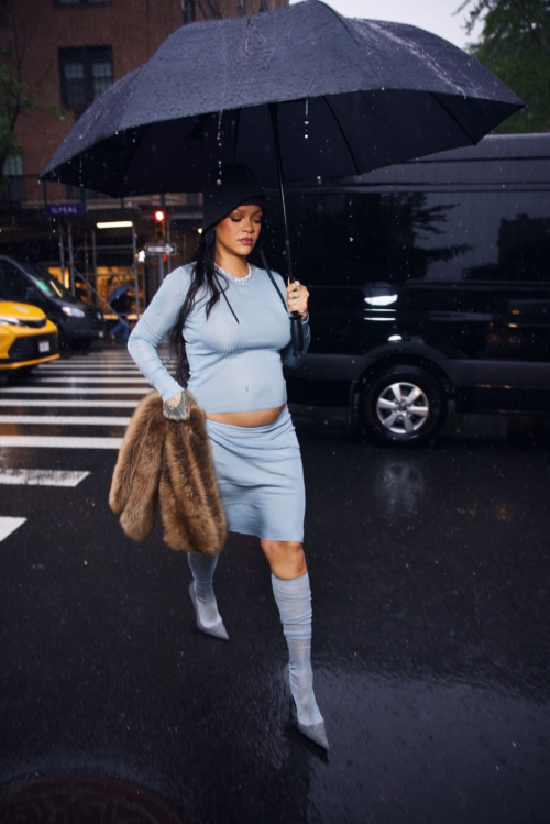 Pregnant Rihanna Out and About in New York City, May 2025 6