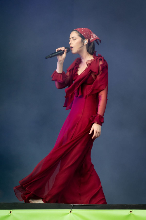 Gracie Abrams Performs at Glastonbury, June 2025 6