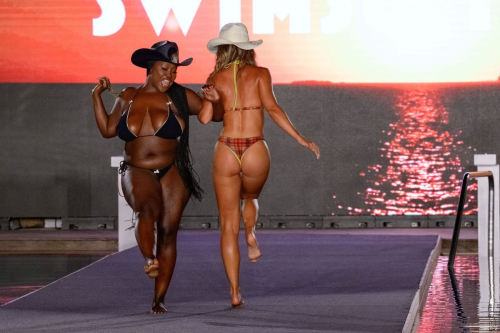 Katie Austin at Sports Illustrated Show Miami, June 2025 20