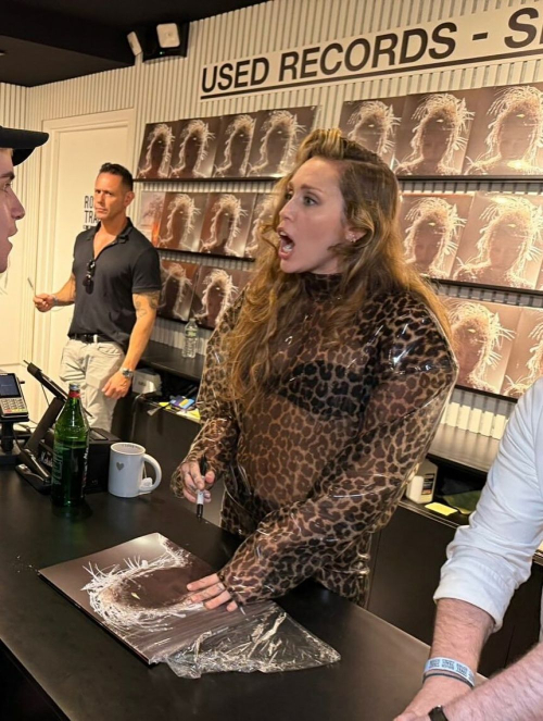 Miley Cyrus Signing Her Album in New York, June 2025 1