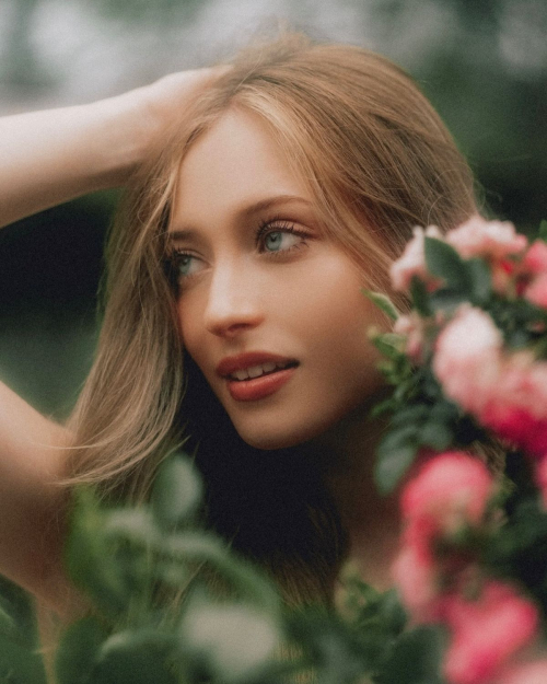 Sophia Diamond at a Studio Photoshoot, June 2025 2