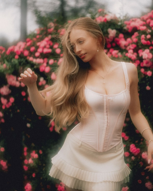 Sophia Diamond at a Studio Photoshoot, June 2025 5