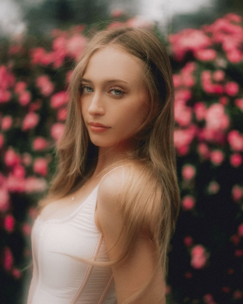 Sophia Diamond at a Studio Photoshoot, June 2025 6