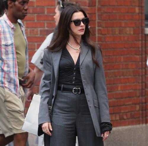 Anne Hathaway films Devil Wears Prada 2 in NYC, July 2025 2