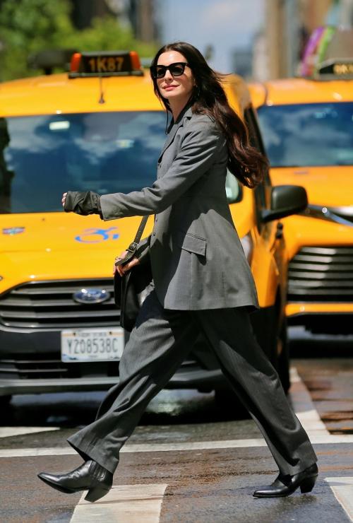 Anne Hathaway films Devil Wears Prada 2 in NYC, July 2025 3