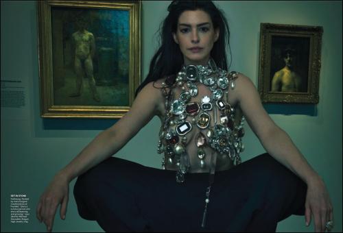 Anne Hathaway in Vogue US Editorial, August 2025 2