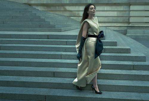 Anne Hathaway Vogue US feature, August 2025 1