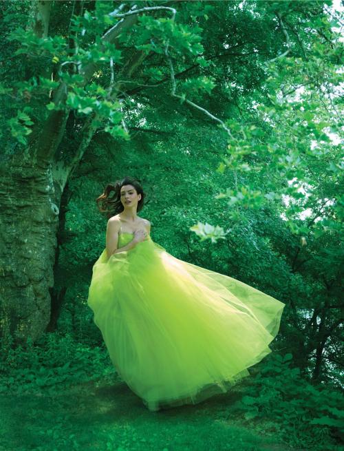 Anne Hathaway Vogue US feature, August 2025 2