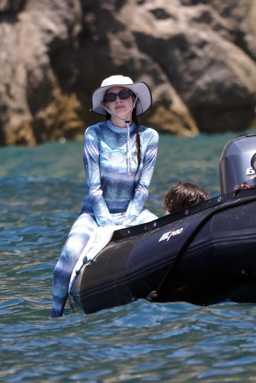 Anne Hathaway with family Amalfi Coast, July 2025 1