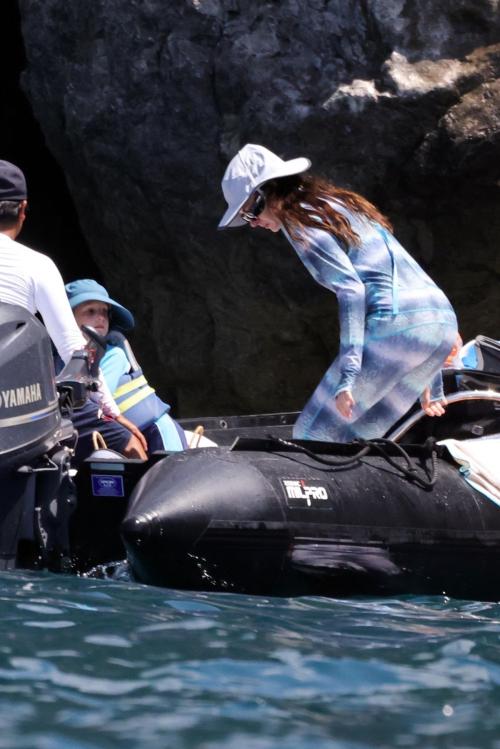 Anne Hathaway with family Amalfi Coast, July 2025 2