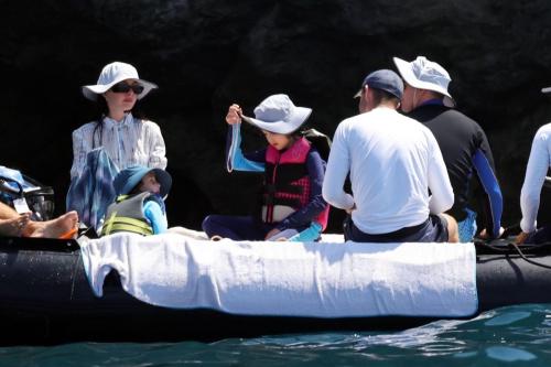 Anne Hathaway with family Amalfi Coast, July 2025 4