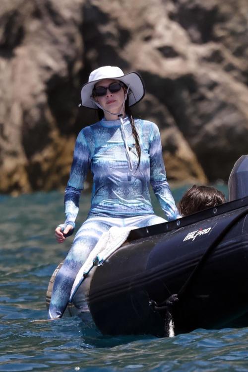 Anne Hathaway with family Amalfi Coast, July 2025 5