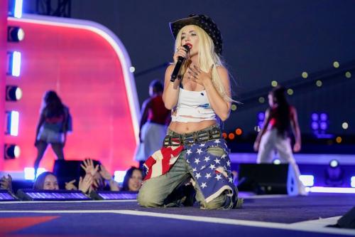 Ava Max at Macy’s July 4th fireworks NYC, July 2025 1