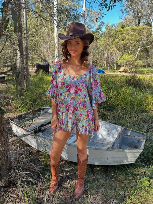 Chelsea Mayer vibrant Instagram gallery, July 2025 5