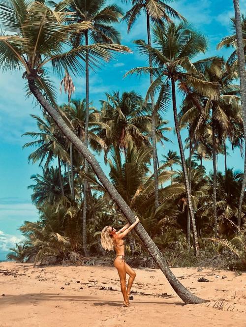 Cintia Dicker instagram model pics, July 2025 4