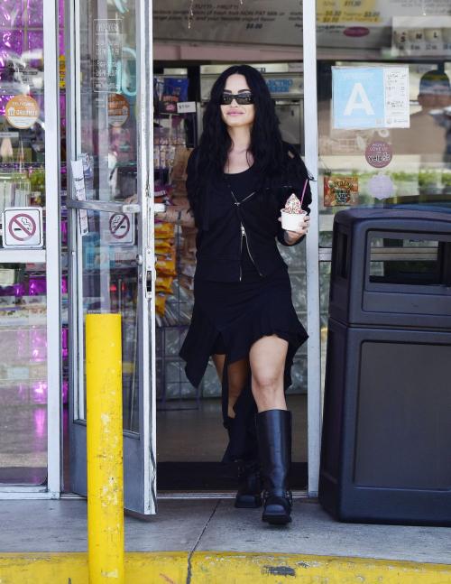 Demi Lovato at Bigg Chill yogurt shop LA, July 2025 1