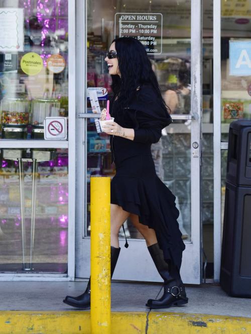Demi Lovato at Bigg Chill yogurt shop LA, July 2025 5