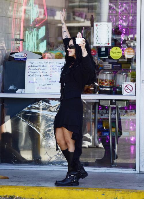 Demi Lovato at Bigg Chill yogurt shop LA, July 2025 6
