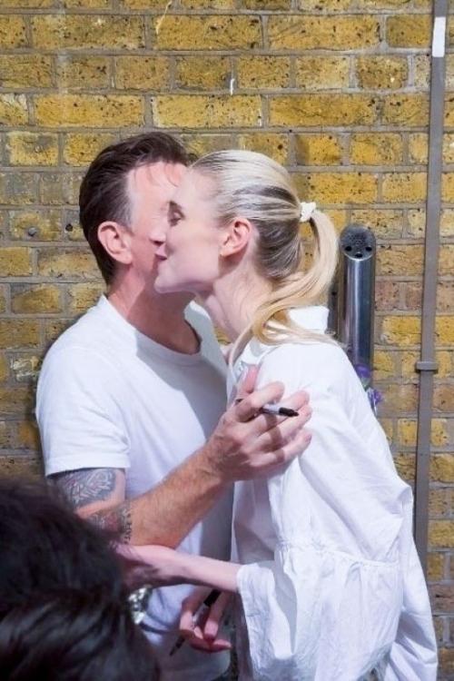 Elizabeth Debicki and Ewan McGregor Kiss Outside Theatre, July 2025 5