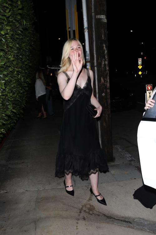 Elle and Dakota Fanning Leave Dinner in Santa Monica, July 2025 2