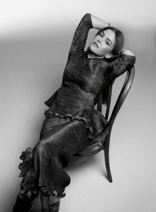 Isla Fisher stuns for Harper’s Bazaar, August 2025 4