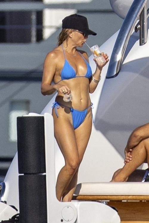 Kate Hudson in blue bikini on yacht Ibiza, July 2025 1