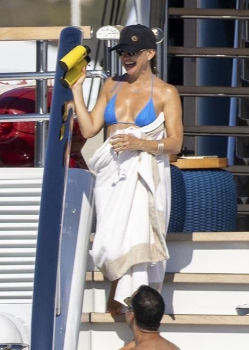 Kate Hudson in blue bikini on yacht Ibiza, July 2025 6
