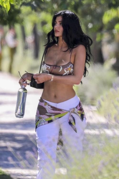 Kylie Jenner Walks in Tuscany Countryside, July 2025 6