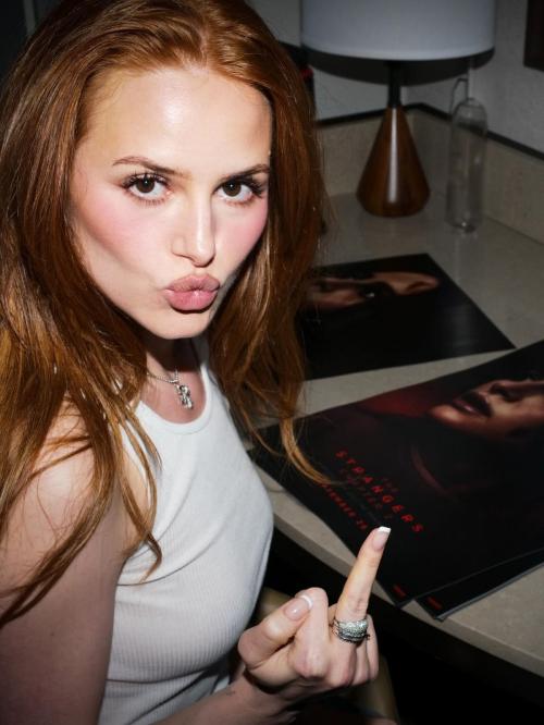 Madelaine Petsch Comic-Con photoshoot, July 2025 1