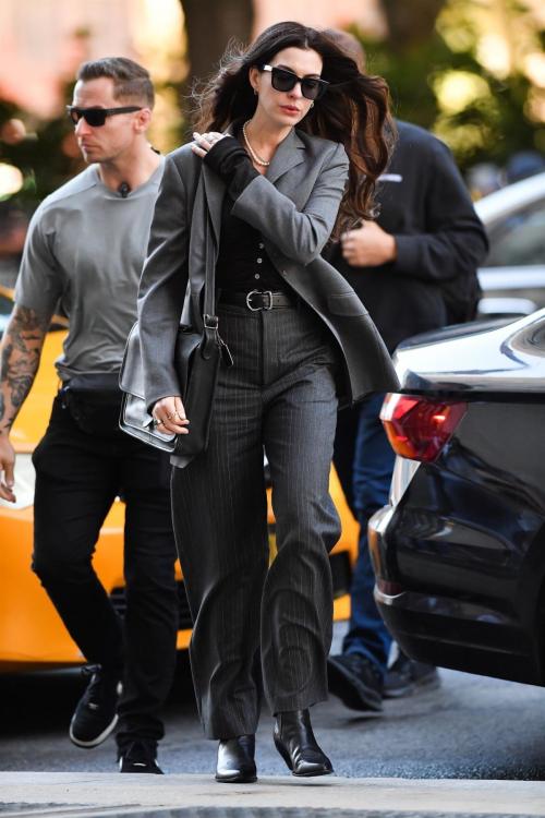 Anne Hathaway on set of The Devil Wears Prada 2 NYC, August 2025 1