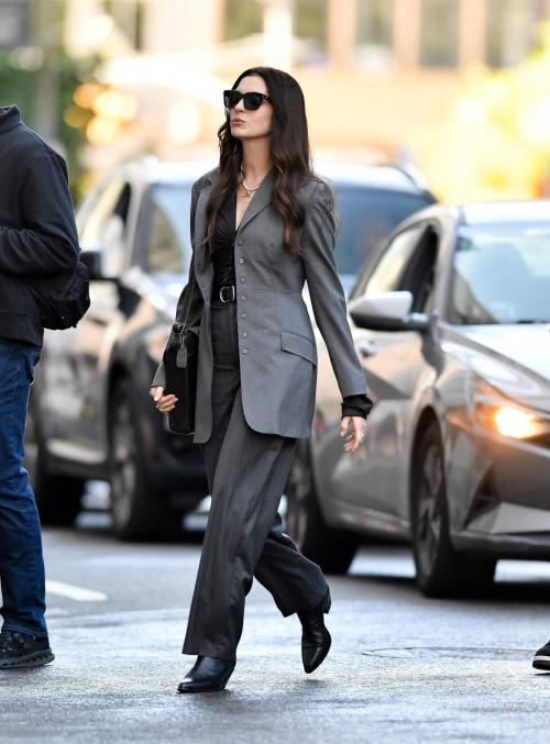 Anne Hathaway on set of The Devil Wears Prada 2 NYC, August 2025 5