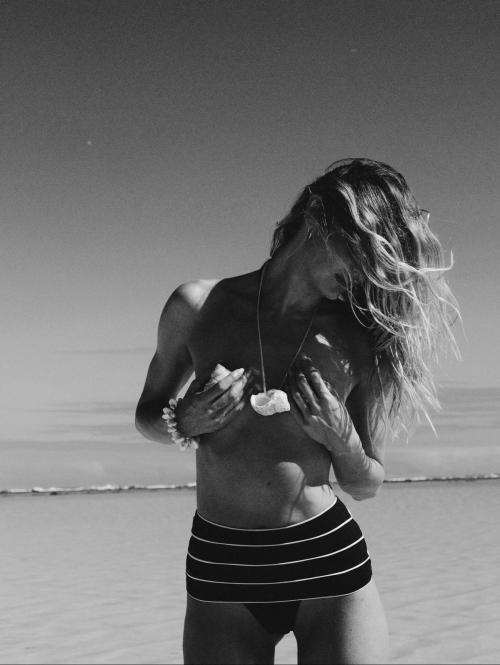 Candice Swanepoel shares Instagram snaps, August 2025 4