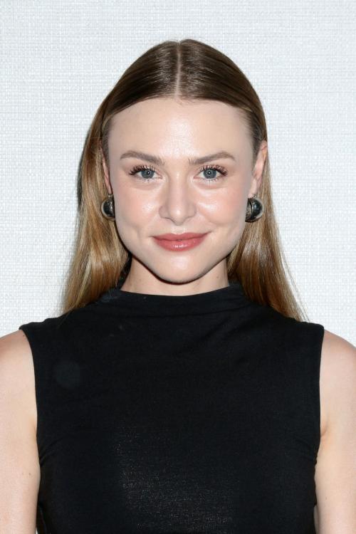 Hayley Erin at Y&R fan event Burbank, August 2025 5