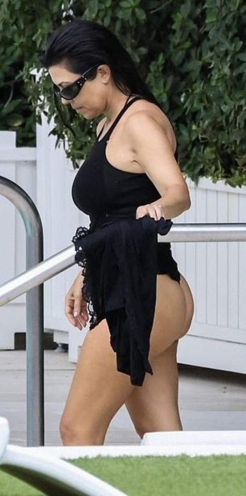 Kourtney Kardashian in swimsuit at Miami Beach, August 2025 6