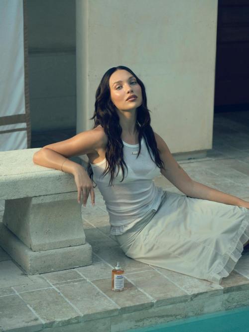 Maddie Ziegler at a photoshoot, Aug 2025 2