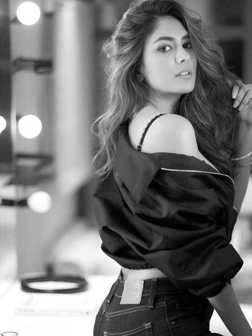 Mrunal Thakur in black and white photoshoot, Aug 2025 4