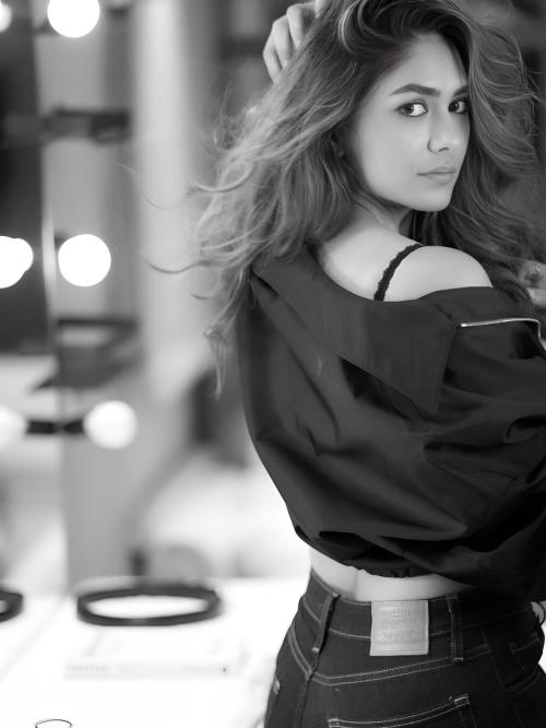 Mrunal Thakur in black and white photoshoot, Aug 2025 7
