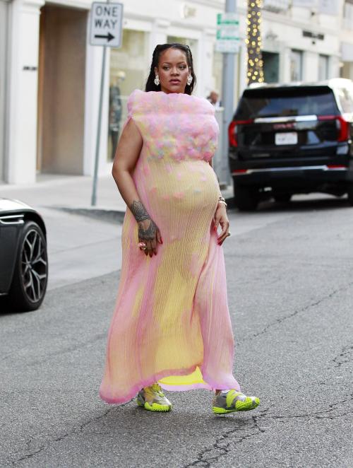 Pregnant Rihanna spotted out in Los Angeles 2