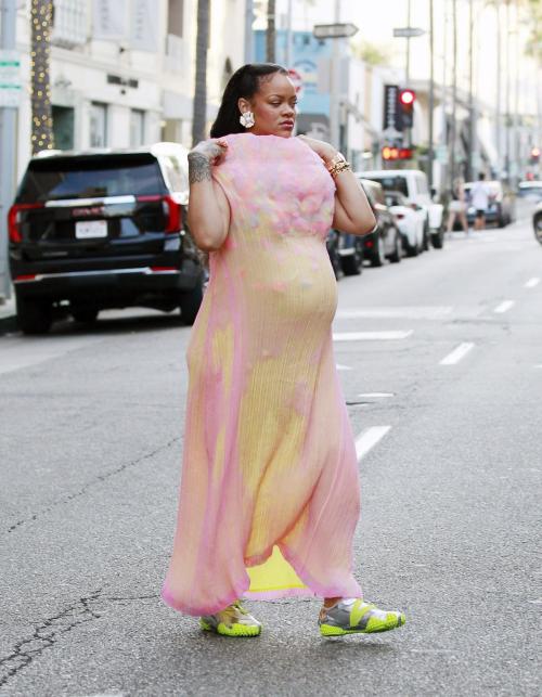 Pregnant Rihanna spotted out in Los Angeles 3