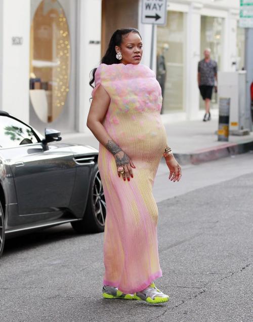 Pregnant Rihanna spotted out in Los Angeles 4