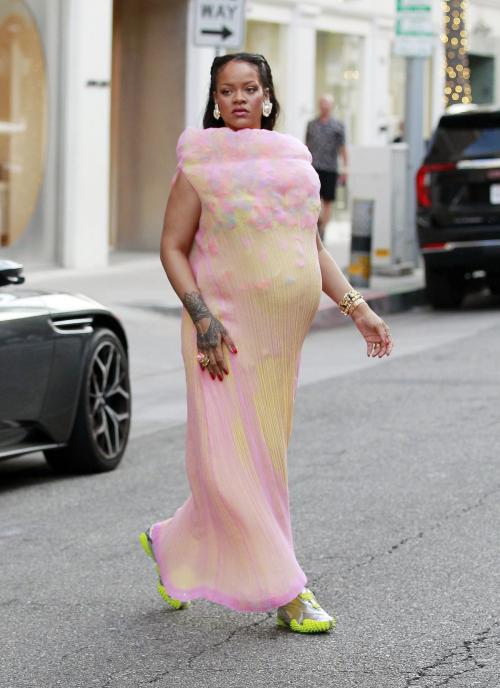 Pregnant Rihanna spotted out in Los Angeles 6