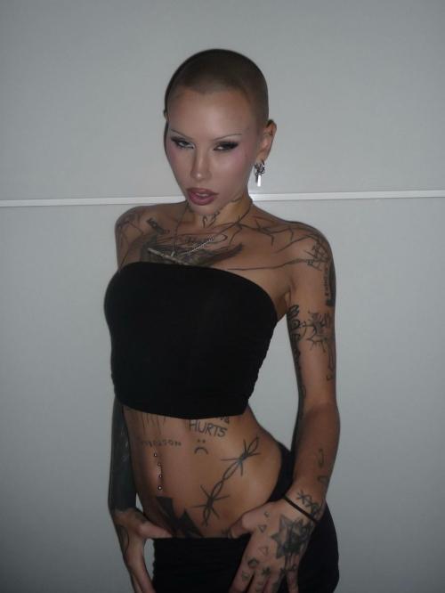 Siiickbrain drops edgy Instagram photos, August 2025 1