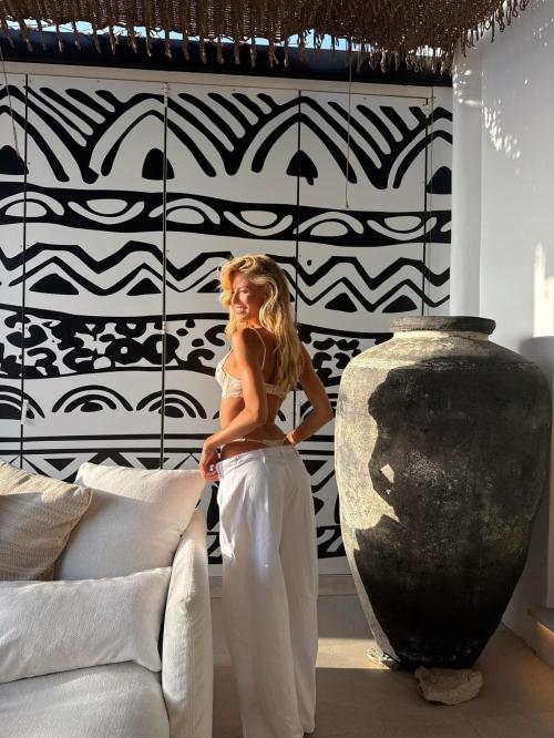 Sophia Luders looks chic in Instagram photo, August 2025 3