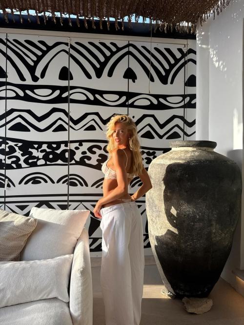 Sophia Luders looks chic in Instagram photo, August 2025 4