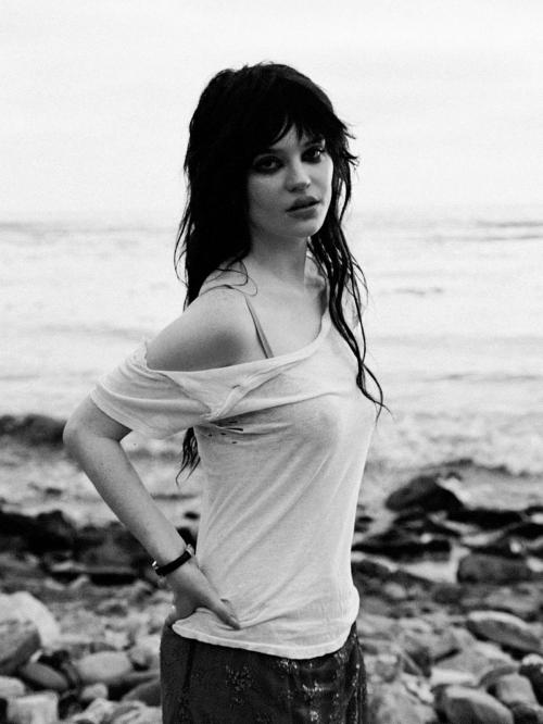 Sophie Thatcher at a Photoshoot, August 2025 5