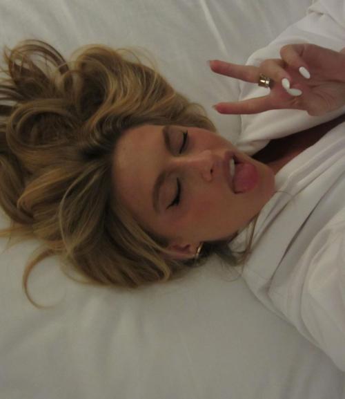 Xandra Pohl shines in Instagram photo, August 2025 13
