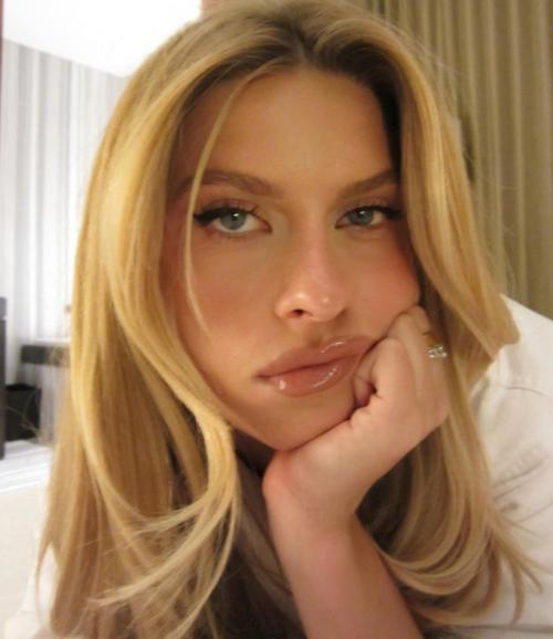 Xandra Pohl shines in Instagram photo, August 2025 16