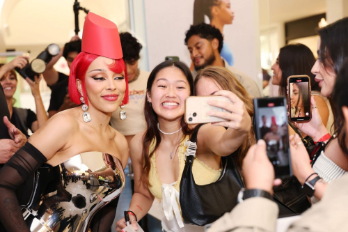 Doja Cat Surprises Fans Celebrate Match Day Glendale Galleria, September 2025 3