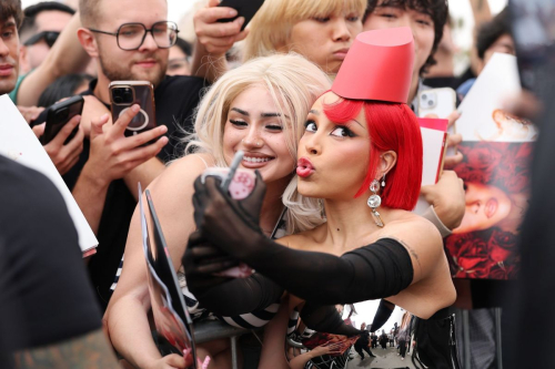 Doja Cat Surprises Fans Celebrate Match Day Glendale Galleria, September 2025 4