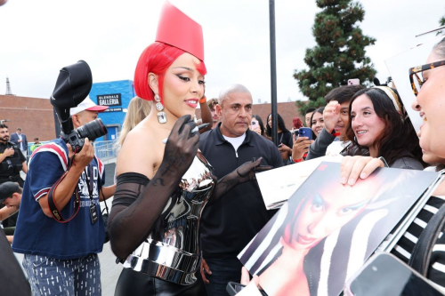 Doja Cat Surprises Fans Celebrate Match Day Glendale Galleria, September 2025 6